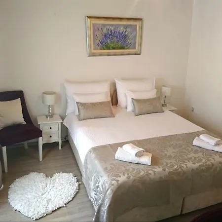 Sfinga In The Heart Of Diocletian's Palace Apartment