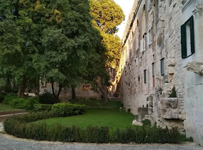 Sfinga In The Heart Of Diocletian's Palace 斯普利特