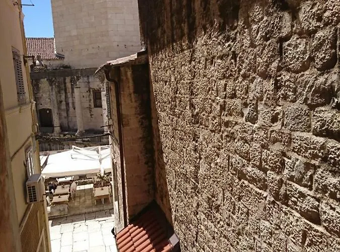 Sfinga In The Heart Of Diocletian's Palace 斯普利特